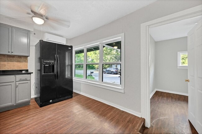 Building Photo - Newley remodeled 2 bedroom