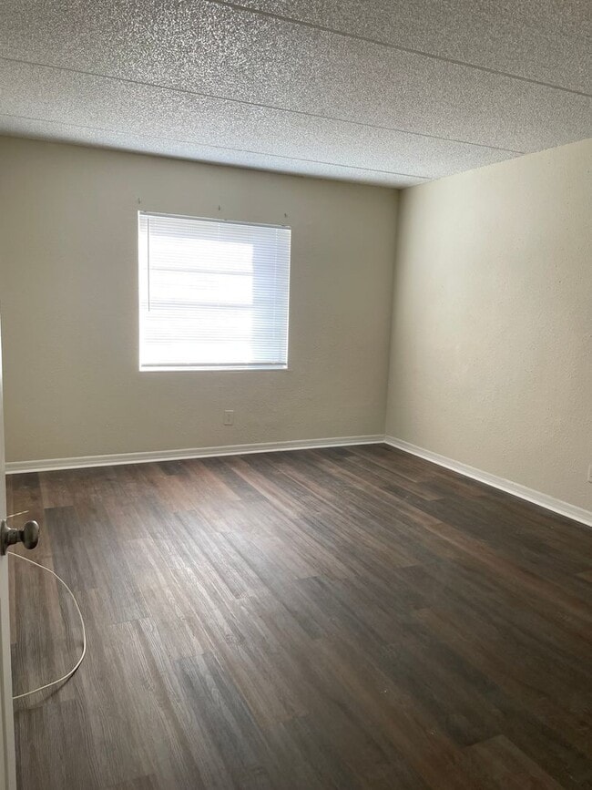 Building Photo - 1bed/1bath move-in ready condo $1140/month available December 2025