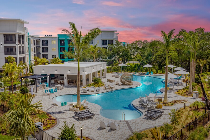 Relaxing Saltwater Pool with Wi-Fi, Sun Shelves, Cabanas & Grill Areas - Linz of Viera