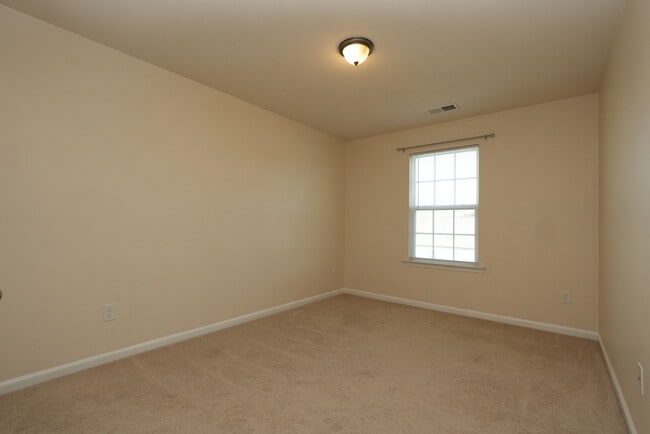 Building Photo - Modern Comfort Meets Space – 4BR/3.5BA Hom...