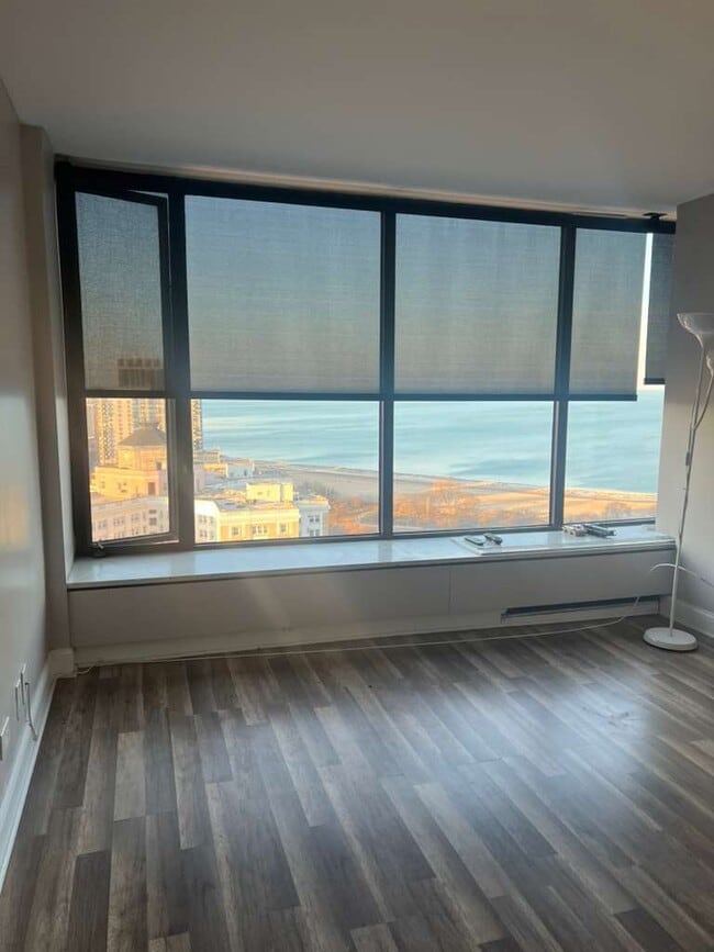 Building Photo - 5455 N Sheridan Rd