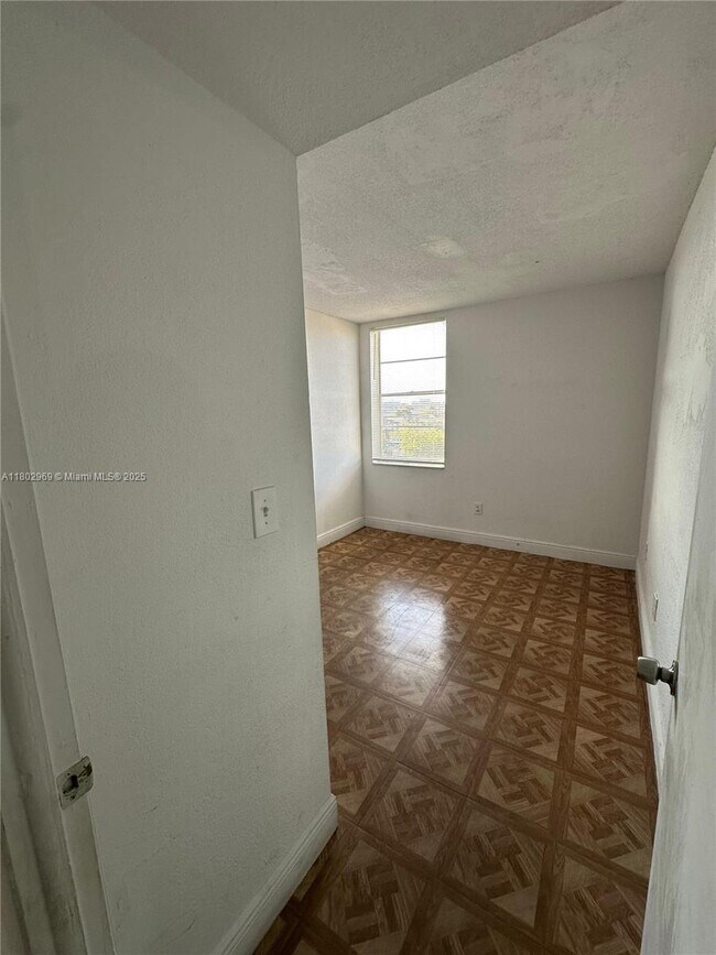 Building Photo - 1825 W 56th St
