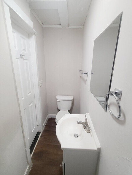 Building Photo - Room in House on Celia Ave