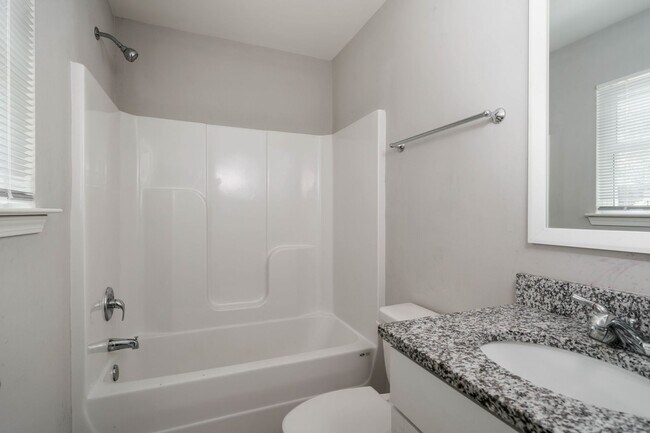 Building Photo - Nice 3 Bed 2 Bath House Available Now! Call to Schedule a Tour!