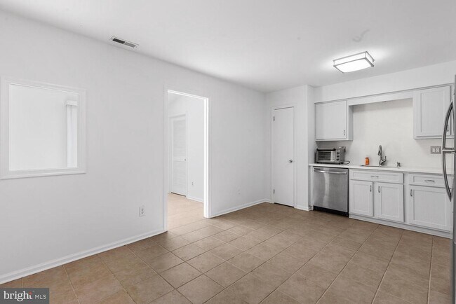 Building Photo - 12 Ardsley Ct