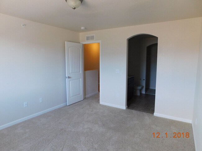 Building Photo - Modern Comfort in Lincoln Commons Communit...