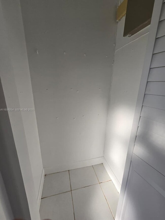 Building Photo - 609 S State Rd 7