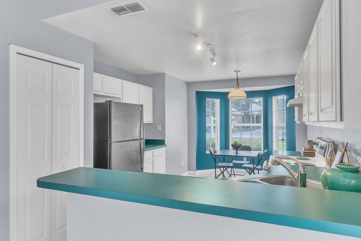 Building Photo - 4454 King Edward Dr