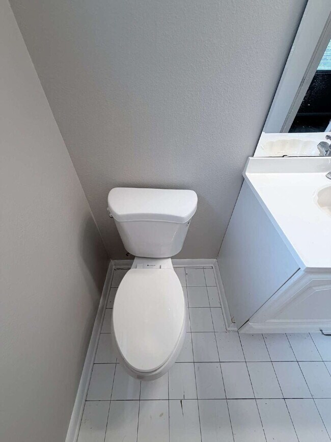Building Photo - "Charming 3-Bedroom Home with 2 Full Baths in Prime Lakeland Location!"
