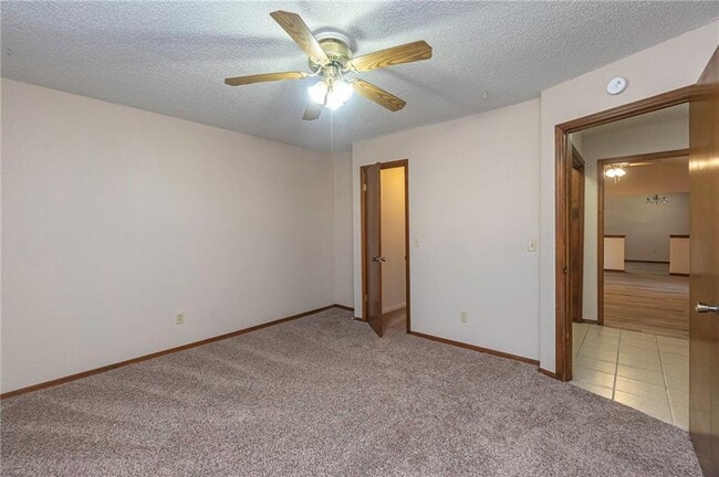 Building Photo - 904 Oakwood Dr