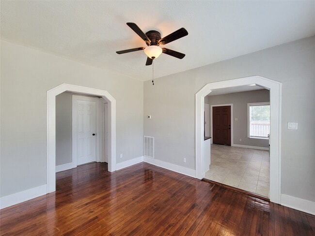 Building Photo - 802 E 39th St