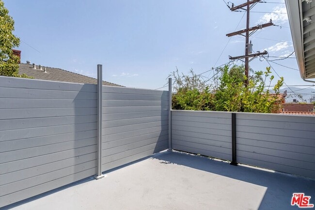 Building Photo - 1812 W Glenoaks Blvd