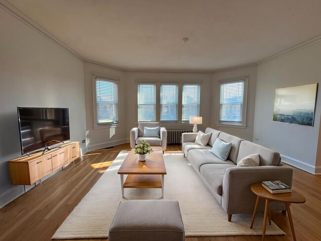 Building Photo - 5916 W Cornelia Ave