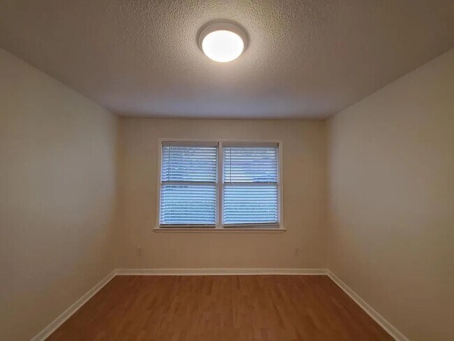 Building Photo - 504 Robin Ln