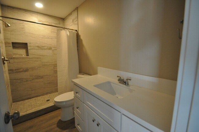 Building Photo - 8BD/4BA on Rockford! Great Yard!