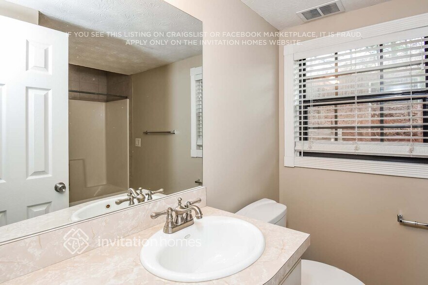 Building Photo - 2204 Post Oak Dr
