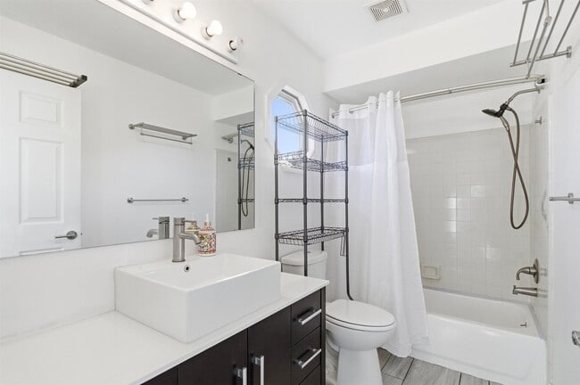 Building Photo - 3084 Village Cir