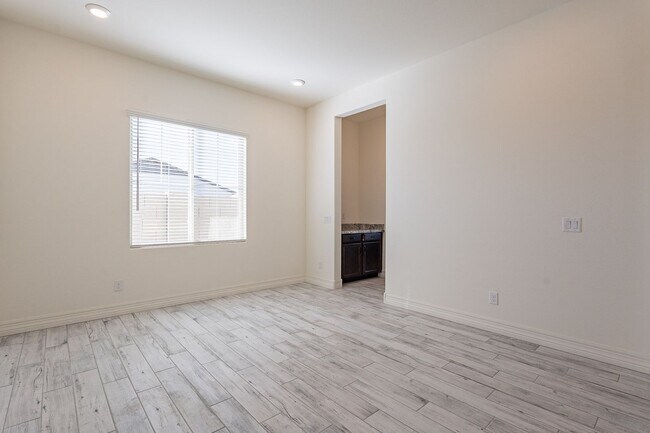 Building Photo - 5 BEDROOM 4 BATH SINGLE FAMILY HOME