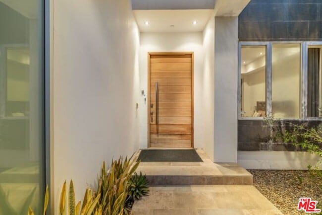 Building Photo - 833 N Orange Grove Ave