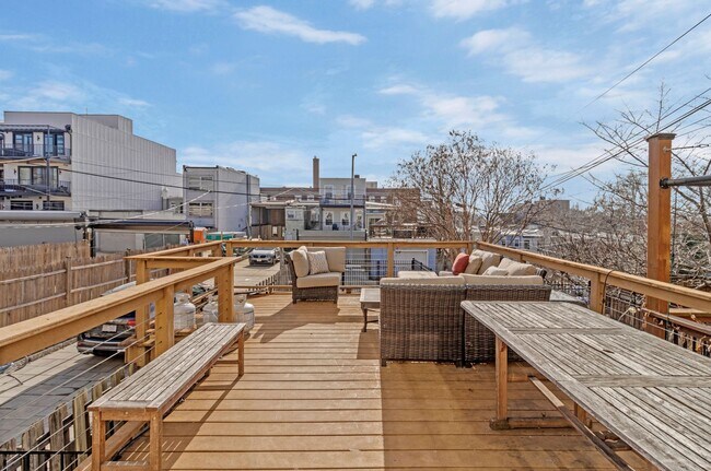 Building Photo - Big and Comfy Townhouse