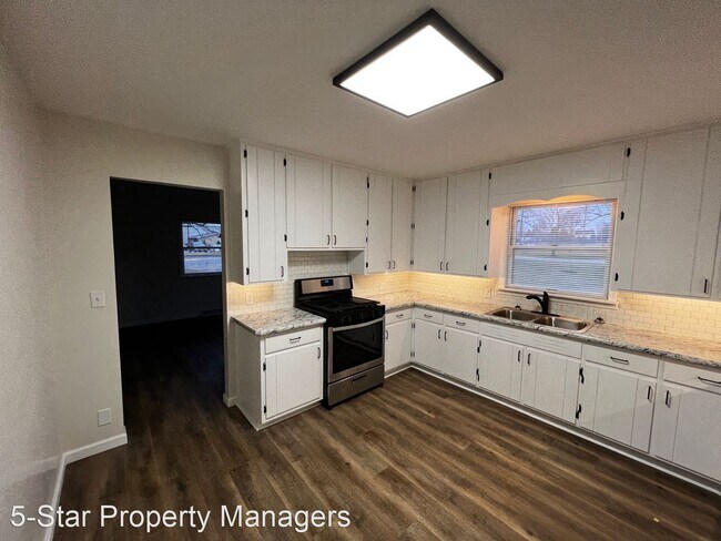 Building Photo - 3 br, 1 bath House - 922 South Main Street...