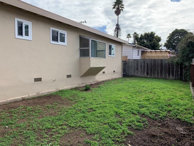 Building Photo - Great 3 Bedroom 1 and 1/2 Bath House in Se...