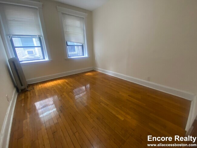 Building Photo - 364 Riverway