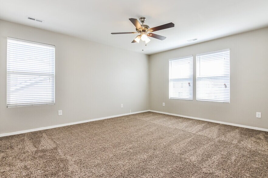 Building Photo - 547 Kerriann Ln