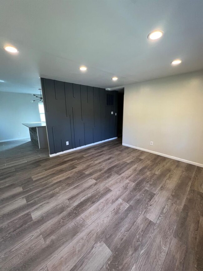 Building Photo - Home Short Drive to the Beach! MOVE IN SPE...