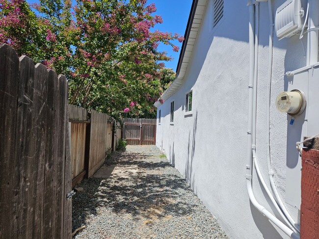 Building Photo - Franklin Triplex - Golden Dev