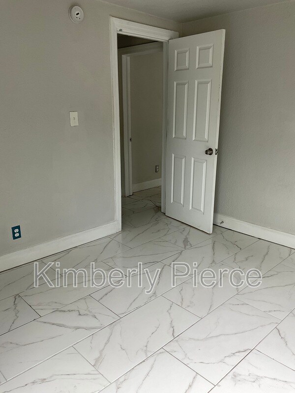 Building Photo - 1356 W 24th St