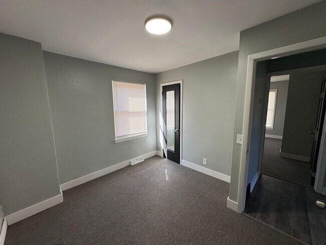 Building Photo - Three bedroom one bathroom apartment for rent