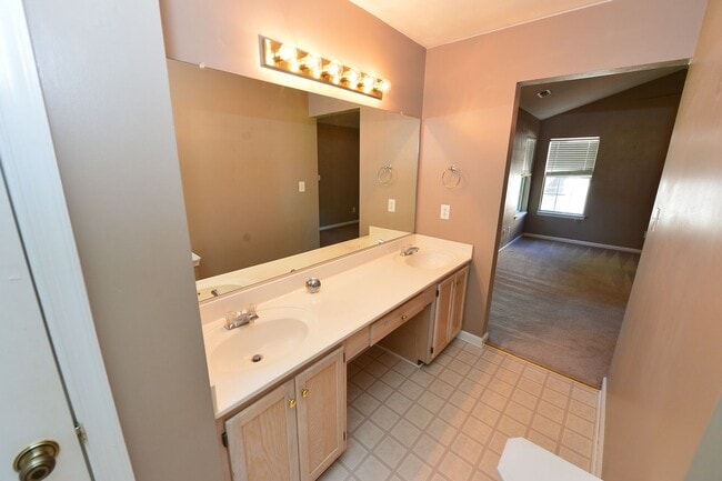 Building Photo - Lakefront home in Grassfield School District