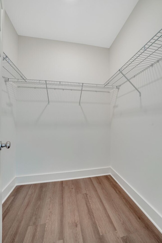 Building Photo - Split plan with bonus office/hobby room!