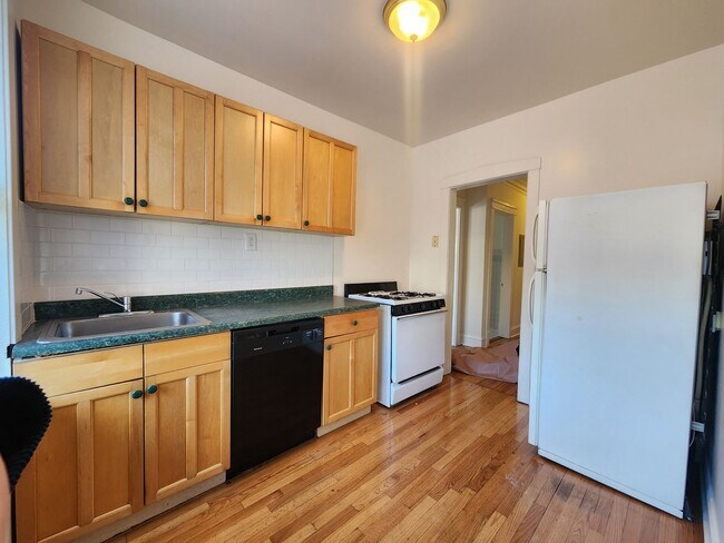 Building Photo - 3348-1 W Sunnyside 1bed/1bath