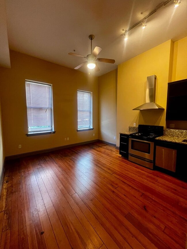 Interior Photo - 321 West Franklin Street