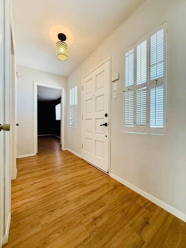 Building Photo - Classic McNeil Estates Ranch-style home-ALL UTILITIES, POOL AND LANDSCAPING INCLUDED WITH RENT!