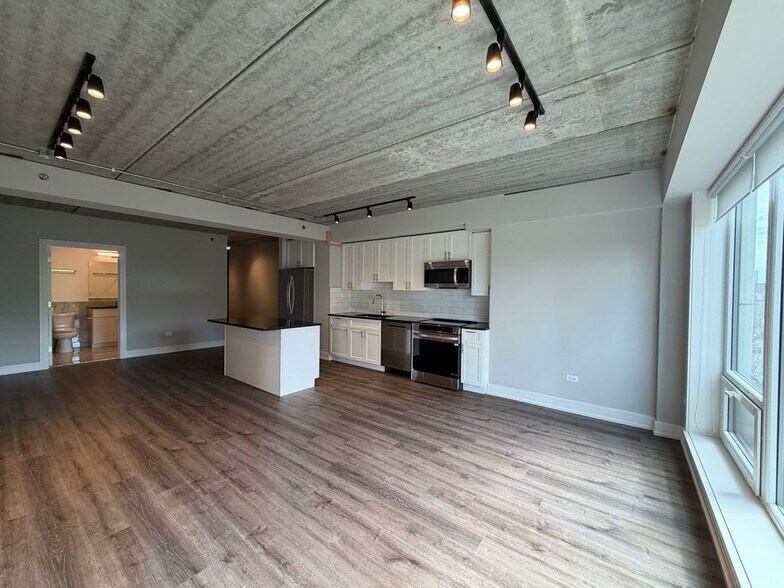 Building Photo - 952 W Carmen Ave