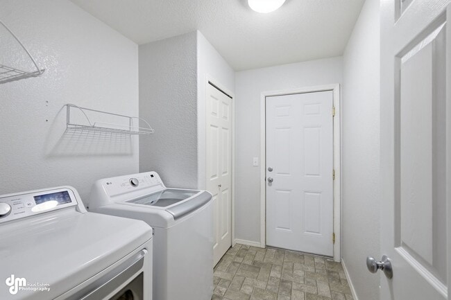 Building Photo - 3 BEDROOM | 2 BATHROOM | 2 CAR GARAGE