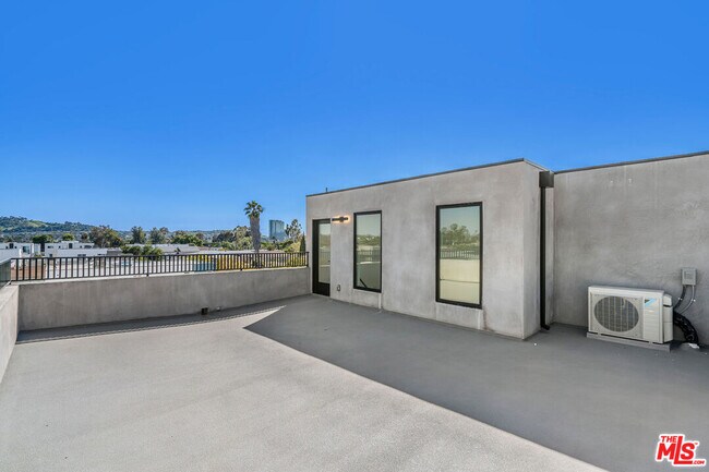 Building Photo - 2204 1/2 Carmona Ave