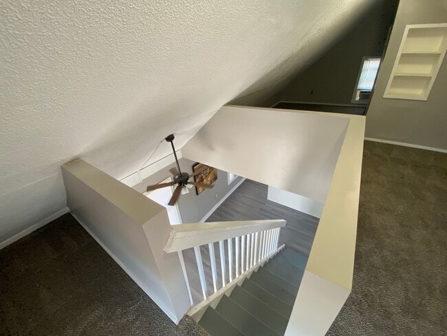 Building Photo - Very attractive 2BR 1/2 duplex