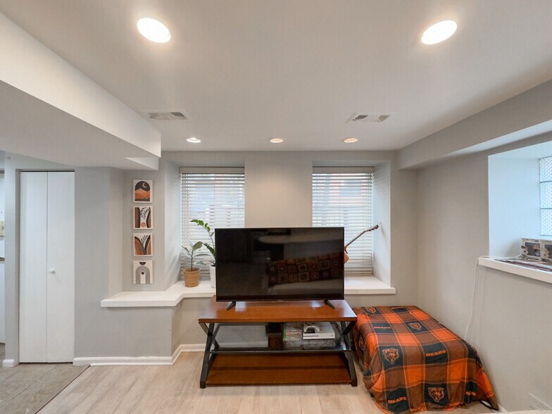 Building Photo - 2046 W Iowa St