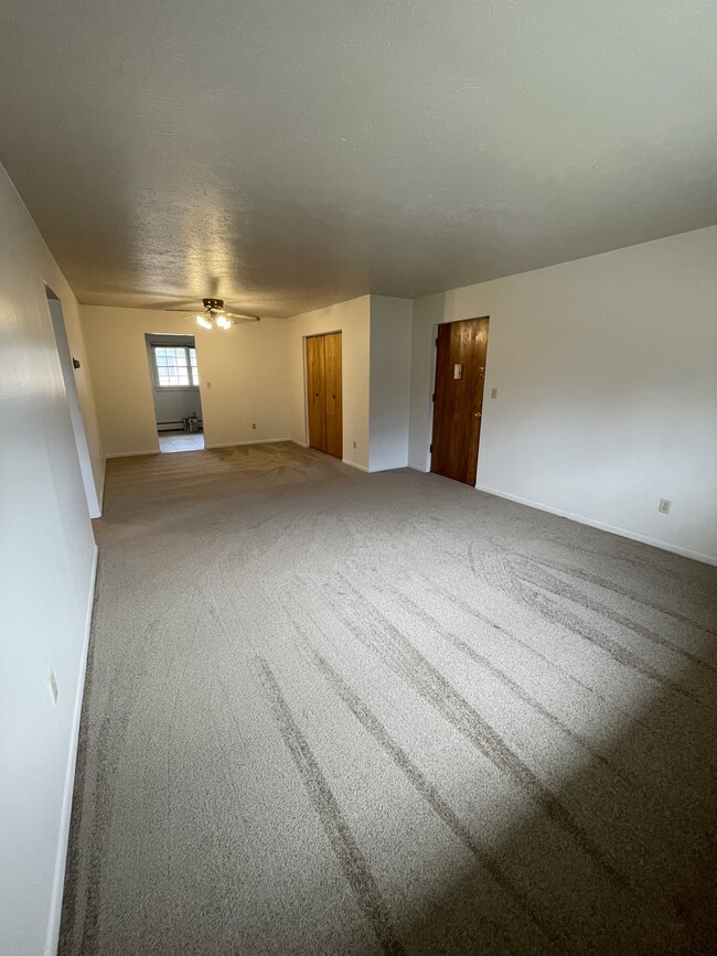 Large family room/dining space - 2520 S Raccoon Rd