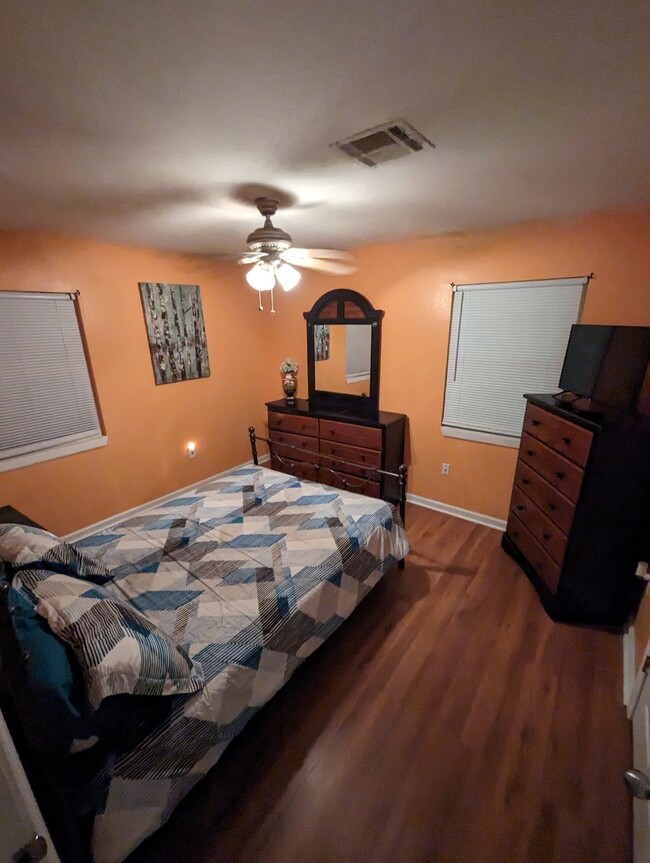 Building Photo - 6335 Franklin Ave