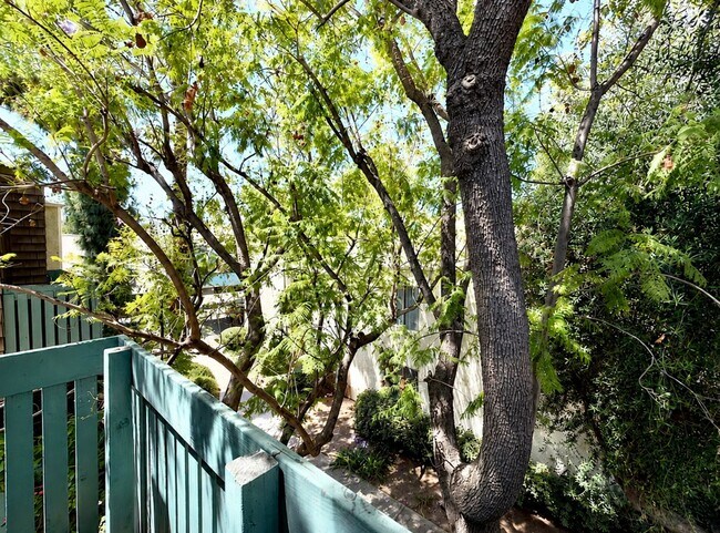 Building Photo - Bright & Updated 2bed 1 bath Tarzana Condo in Gated Community!