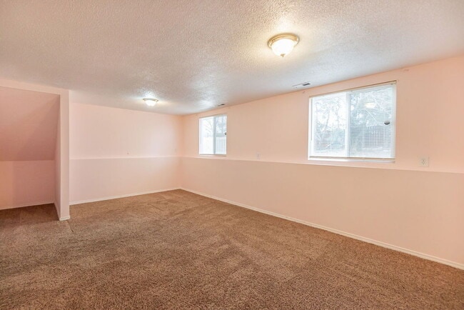 Building Photo - Large Tri-Level Home