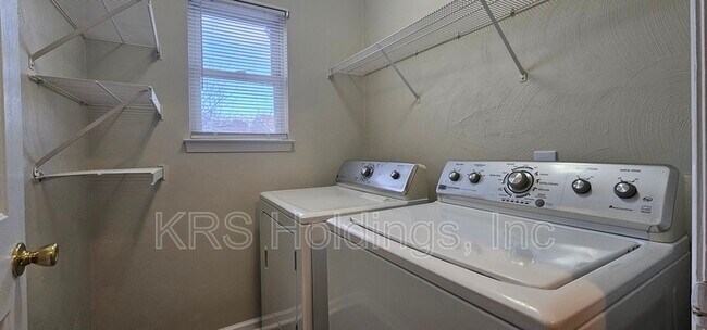 Building Photo - 820 Maltby Cres