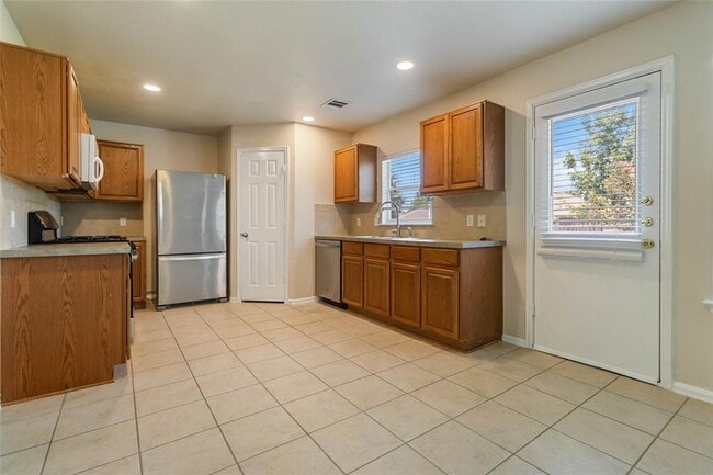 Building Photo - 401 Spruce Dr