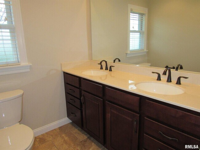 Building Photo - 233 Manor Dr