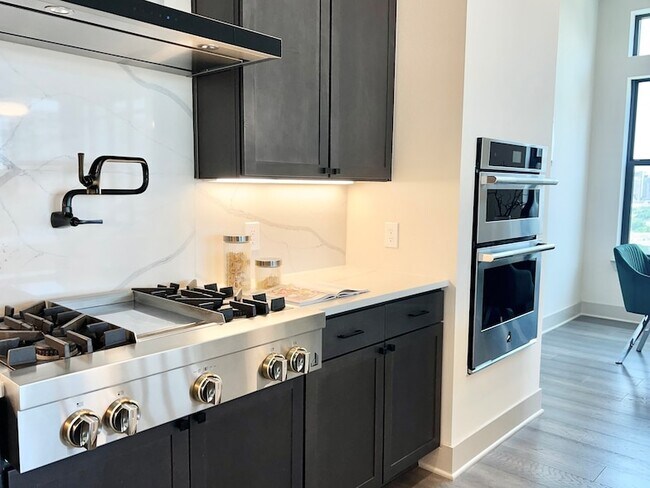 Building Photo - 3330 Oak Grove Ave